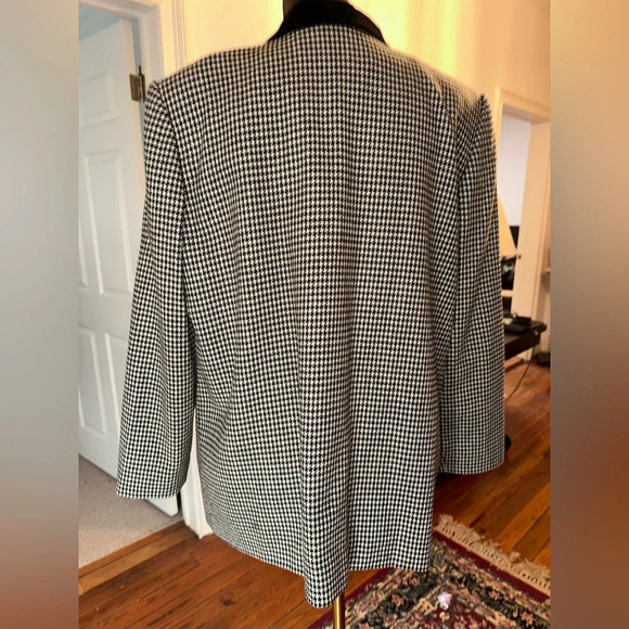 Vintage houndstooth jacket with black velvet collar and shoulder pads - Picture 3 of 3